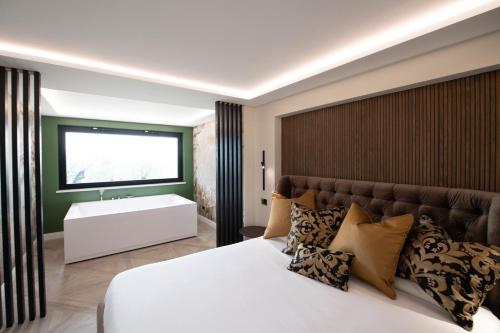 - une chambre avec un grand lit et un lavabo dans l'établissement La Dependance Luxury Bed and Breakfast, à Fondi