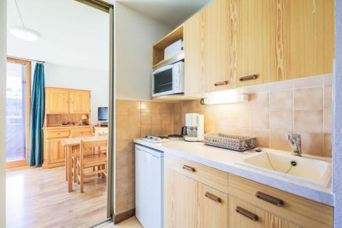 une cuisine avec un évier et un plan de travail dans l'établissement Résidence Doris - maeva Home - Studio 4 Personnes - Confort MAE-3910, à Arâches-la-Frasse