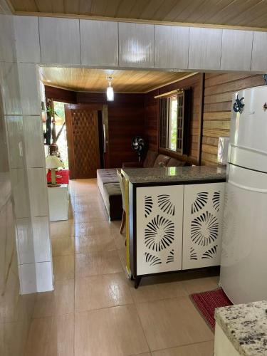 eine Küche mit einer Arbeitsplatte und einem Kühlschrank in der Unterkunft Casa da Lívia - Ilha do Mel in Paranaguá