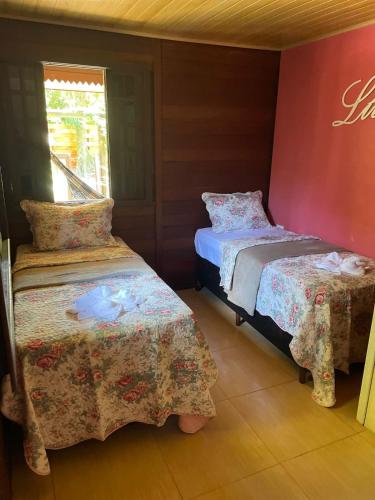 1 Schlafzimmer mit 2 Betten und einem Fenster in der Unterkunft Casa da Lívia - Ilha do Mel in Paranaguá