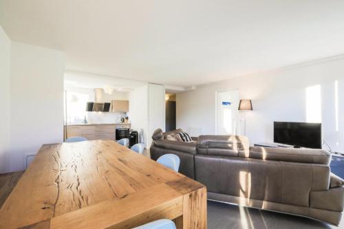 un salon avec une table en bois et un canapé dans l'établissement Résidence La Petite Ourse - maeva Home - Appartement 4 Pièces 6 Personnes - Sélection MAE-3904, à Arâches-la-Frasse