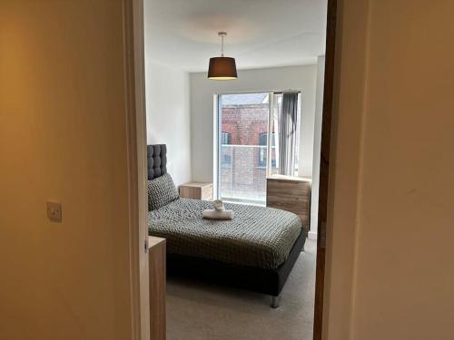 Zimmer mit einem Sofa, einem Stuhl und einem Fenster in der Unterkunft Luxury Central Manchester Apartment with Secure Parking in Manchester