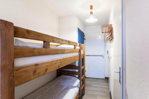 Ce dortoir comprend 2 lits superposés et un réfrigérateur. dans l'établissement Résidence Doris - maeva Home - Studio 4 Personnes - Budget MAE-3912, à Arâches-la-Frasse