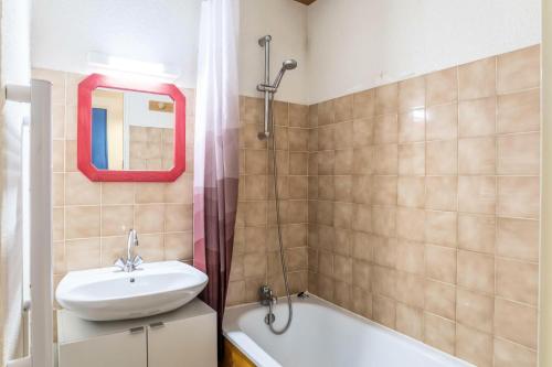 une salle de bain avec un lavabo et une baignoire dans l'établissement Résidence Doris - maeva Home - Studio 4 Personnes - Budget MAE-3912, à Arâches-la-Frasse