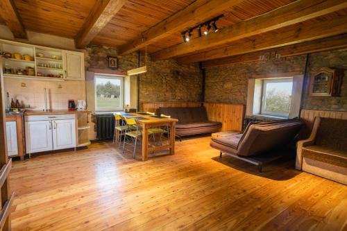uma cozinha e sala de estar com mesa e cadeiras em Green Oak Villa em Andrushovka