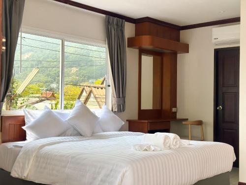 Postel nebo postele na pokoji v ubytování Botanic Boutique Hotel Surin Beach