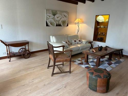 ein Wohnzimmer mit Couch und Tisch in der Unterkunft Nid douillet-Loire à 100m in Saint-Léger-des-Vignes