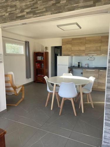 - une cuisine avec une table et des chaises dans la chambre dans l'établissement Dépendance au sein d’une villa avec piscine, à Aix-en-Provence