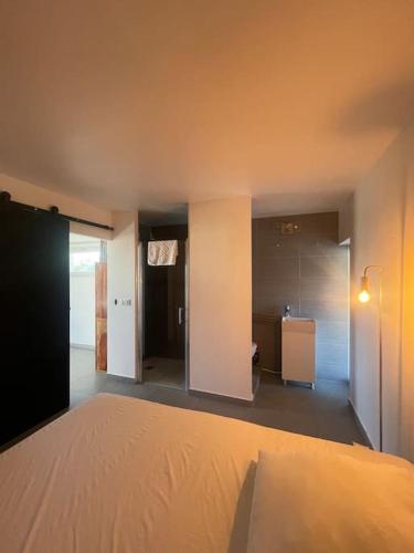 - une chambre avec un lit et une chambre avec une salle de bains dans l'établissement Dépendance au sein d’une villa avec piscine, à Aix-en-Provence
