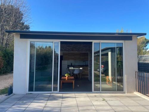 une extension d'une maison avec portes coulissantes en verre dans l'établissement Dépendance au sein d’une villa avec piscine, à Aix-en-Provence