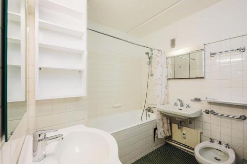 ein weißes Bad mit einem Waschbecken und einem WC in der Unterkunft Résidence Cassiopée - maeva Home - Studio 4 personnes - Budget 53 in Arâches-la-Frasse