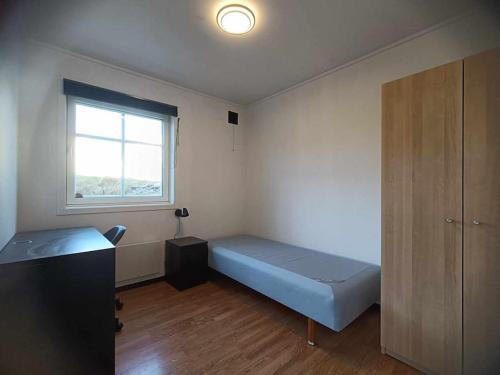 - une petite chambre avec un lit et une fenêtre dans l'établissement Novkrokene - Spacious and fully equipped 3 beds apartment with free parking, à Stavanger