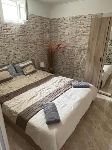 Ένα ή περισσότερα κρεβάτια σε δωμάτιο στο KiDo Apartman