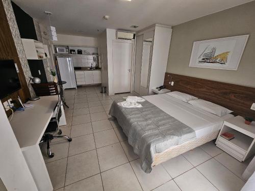 um quarto com uma cama grande e uma cozinha em F1614 FG Apart Hotel Fusion WIFI Piscina Academia em Brasília