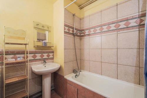 une salle de bain avec un lavabo, des toilettes et une baignoire dans l'établissement Résidence Eridan - maeva Home - Appartement 5 Pièces 10 Personnes - Confort MAE-3955, à Flaine