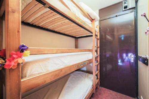 quelques lits superposés dans une chambre dans l'établissement Résidence Antarès - maeva Home - Studio 4 Personnes - Budget MAE-3962, à Flaine