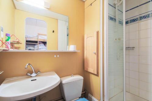 une salle de bain avec un lavabo, des toilettes et une douche dans l'établissement Résidence Antarès - maeva Home - Studio 4 Personnes - Budget MAE-3962, à Flaine