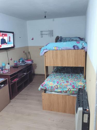 1 dormitorio con litera y escritorio en El Amanecer en Ushuaia