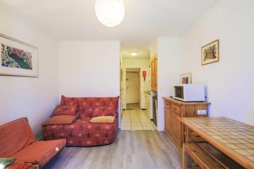 un salon avec un canapé et une télévision dans l'établissement Résidence Pollux - maeva Home - Studio 4 personnes - Budget MAE-4213, à Arâches-la-Frasse