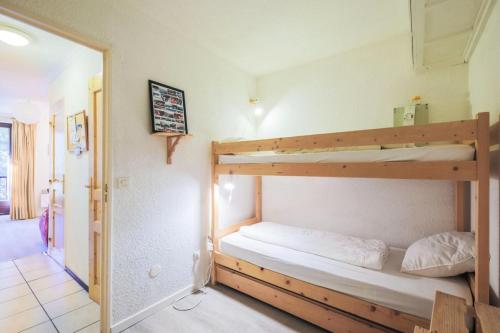 Cette chambre comprend 2 lits superposés et un couloir. dans l'établissement Résidence Pollux - maeva Home - Studio 4 personnes - Budget MAE-4213, à Arâches-la-Frasse