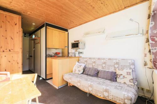 un salon avec un canapé et une cuisine dans l'établissement Résidence Bellatrix - maeva Home - Studio 4 personnes - Budget MAE-4216, à Flaine