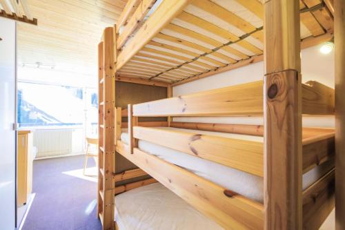 quelques lits superposés dans une chambre dans l'établissement Résidence Bellatrix - maeva Home - Studio 4 personnes - Budget MAE-4216, à Flaine