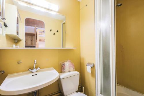 une salle de bain avec toilettes, lavabo et douche dans l'établissement Résidence Bellatrix - maeva Home - Studio 4 personnes - Budget MAE-4216, à Flaine