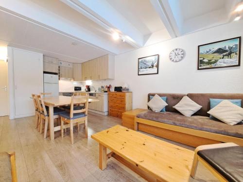 un salon avec un canapé et une table dans l'établissement Résidence Aldébaran - maeva Home - Appartement 3 Pièces 8 Personnes - Confort MAE-4231, à Arâches-la-Frasse