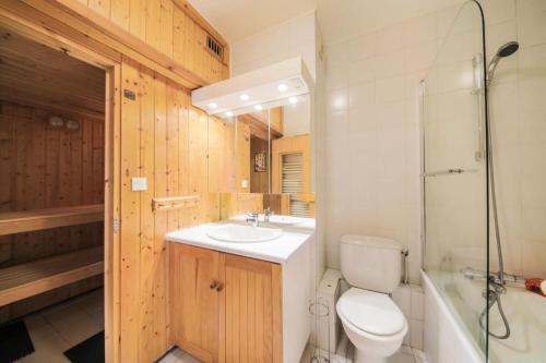 une salle de bain avec toilettes, lavabo et douche dans l'établissement Résidence Le Château de Crans - maeva Home - Appartement 2 Pièces 6 Personnes - Prestige MAE-4253, à Flaine
