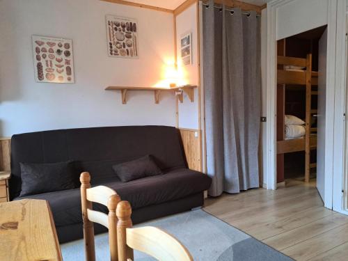 un salon avec un canapé et une table dans l'établissement Résidence Véga - maeva Home - Studio 4 Personnes - Budget MAE-4467, à Arâches-la-Frasse