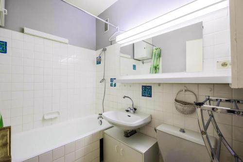 une salle de bain blanche avec un lavabo et un miroir dans l'établissement Résidence Véga - maeva Home - Studio 4 Personnes - Budget MAE-4467, à Arâches-la-Frasse