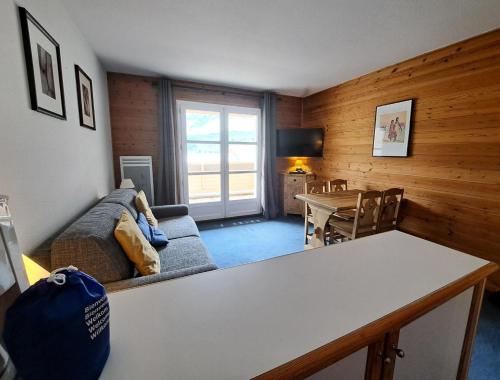 un salon avec un canapé et une table dans l'établissement Résidence Le Château de Crans - maeva Home - Studio 4 Personnes - Confort MAE-4490, à Flaine
