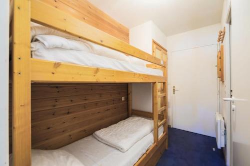 - 2 lits superposés dans une petite chambre dans l'établissement Résidence Le Château de Crans - maeva Home - Studio 4 Personnes - Confort MAE-4490, à Flaine