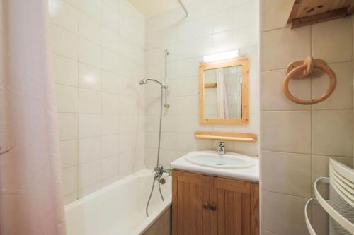 une salle de bain avec un lavabo, une baignoire et un miroir dans l'établissement Résidence Le Château de Crans - maeva Home - Studio 4 Personnes - Confort MAE-4490, à Flaine