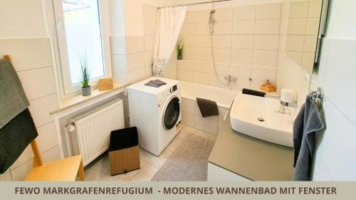 a bathroom with a washing machine and a sink at FeWo Markgrafenrefugium zentrumsnahe 2 Zi mit Küche für 1-4 Personen in Bayreuth