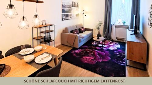 a living room with a table and a couch at FeWo Markgrafenrefugium zentrumsnahe 2 Zi mit Küche für 1-4 Personen in Bayreuth