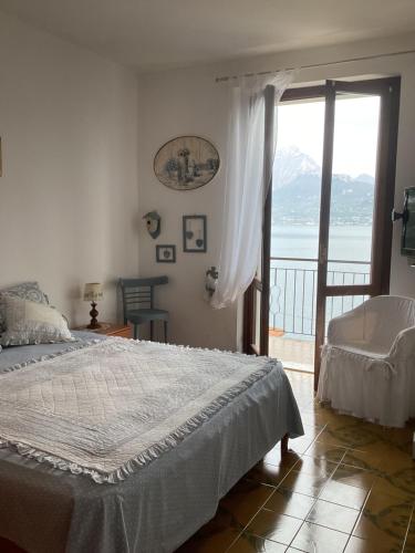 Schlafzimmer mit einem Bett und Meerblick in der Unterkunft Casa Piaghen in 