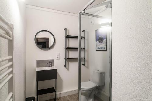 Un baño con inodoro, lavabo y espejo. en Résidence La Petite Ourse - maeva Home - Studio 3 Personnes - Sélection MAE-4901, en Arâches-la-Frasse