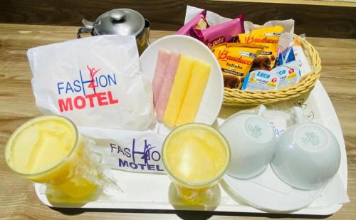 a tray of food with two drinks and a basket of food at Motel Fashion ABC 5 in Santo André