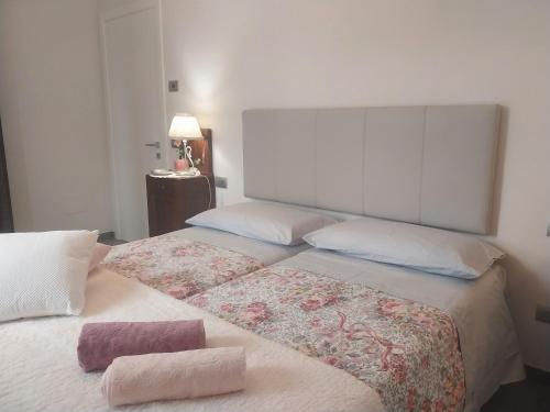 two beds sitting next to each other in a bedroom at La casa di Tommy in Cortona