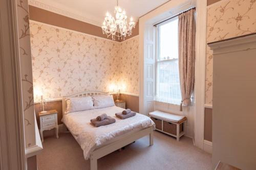 Un dormitorio con una cama con dos ositos de peluche. en Luxury Nautical Large Apartment - 2 Bedroom - Whitby Centre - FREE Private Parking en Whitby