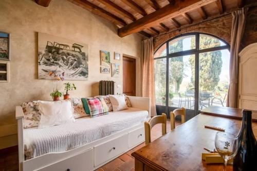 A seating area at One bedroom house with city view private pool and garden at Monte San Savino