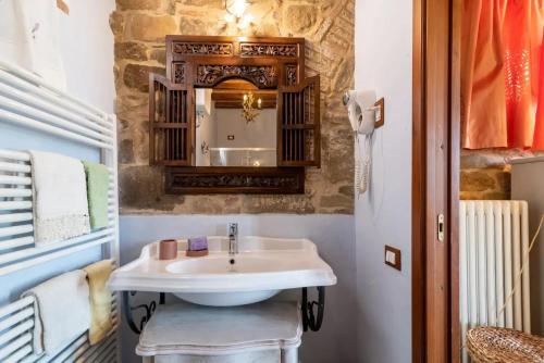 A bathroom at One bedroom house with city view private pool and garden at Monte San Savino