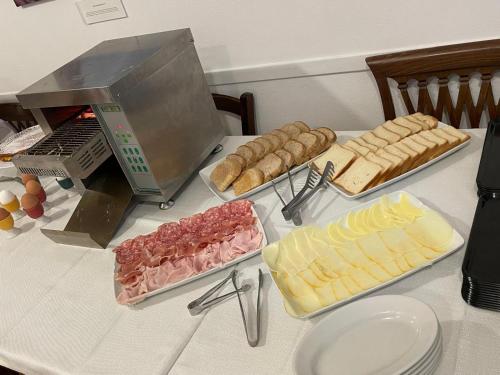 Comida en o cerca de este hotel