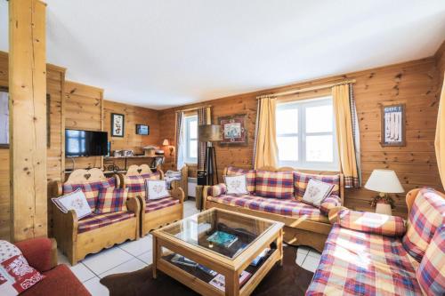 un salon avec des canapés et une télévision dans l'établissement Les Chalets de Flaine Hameau - maeva Home - Chalet 7 Pièces 12 Personnes - Sélection MAE-7441, à Flaine