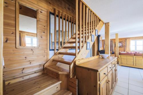 - un escalier en bois dans une chambre dotée de murs en bois dans l'établissement Les Chalets de Flaine Hameau - maeva Home - Chalet 7 Pièces 12 Personnes - Sélection MAE-7441, à Flaine