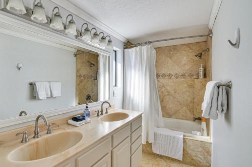 Ένα μπάνιο στο Pet-Friendly Buena Vista Home with Yard and Hot Tub!