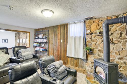 Χώρος καθιστικού στο Pet-Friendly Buena Vista Home with Yard and Hot Tub!