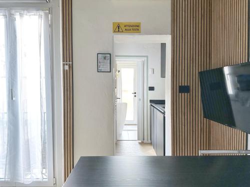 uma cozinha com uma mesa e uma porta para uma casa de banho em Loft Biagio50 in Centro em Ferrara