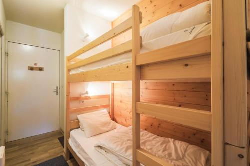 - une chambre avec 2 lits superposés et un couloir dans l'établissement Résidence Arbaron - maeva Home - Studio 4 personnes - Confort MAE-8638, à Flaine